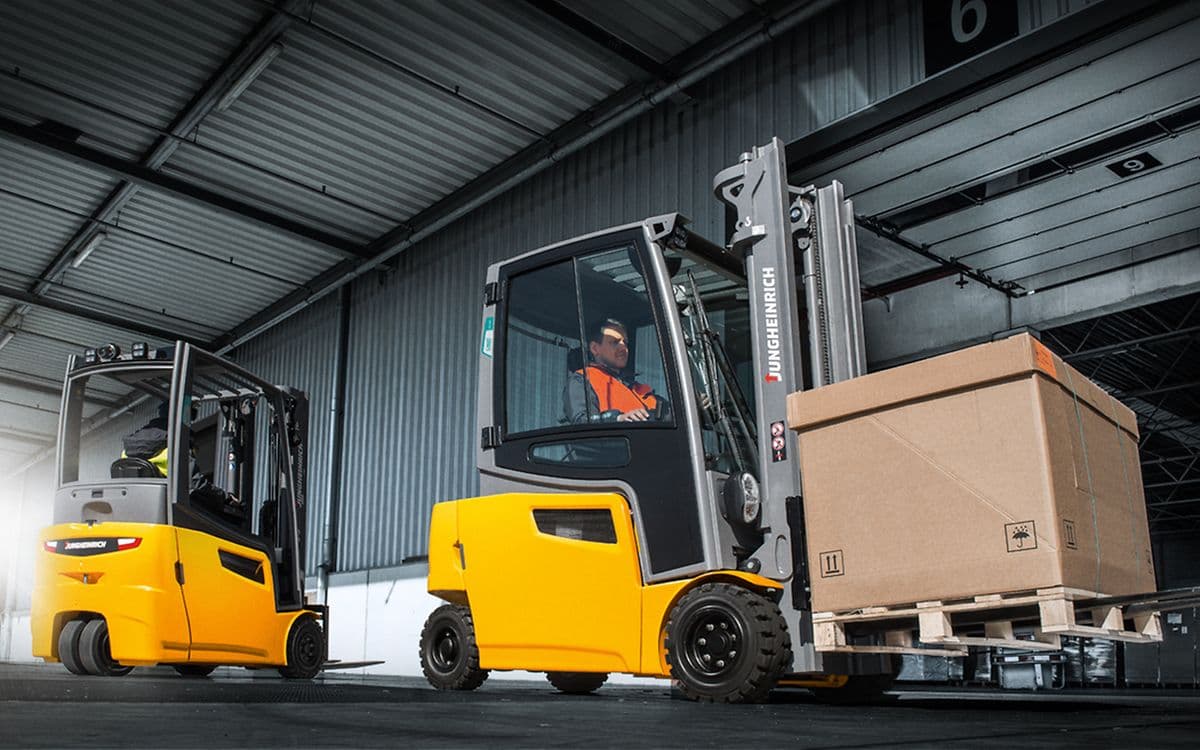 Jungheinrich electric counterbalance forklifts staging pallets at the loading dock
